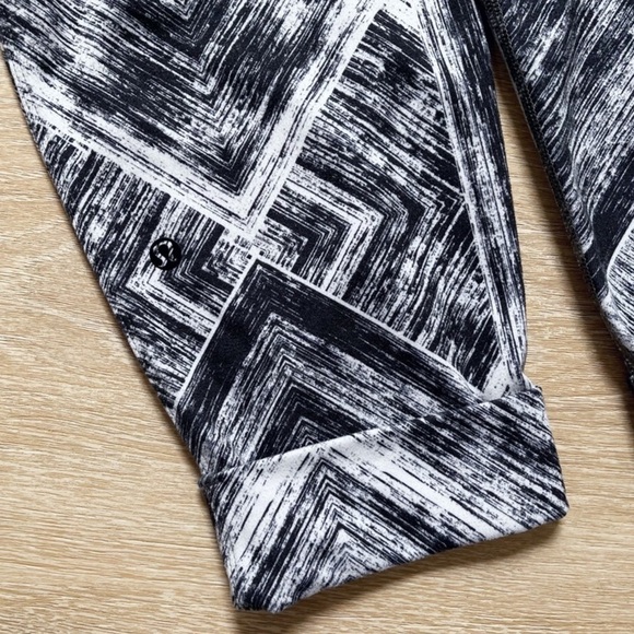 Lululemon Jet Crop *Full-On Luon Heat Wave White Black Size 4. - Picture 8 of 16